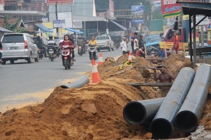 Pemasangan pipa distribusi air PDAM oleh Dinas PU Provinsi Jambi di kawasan Mayang, Kota Baru, Jambi